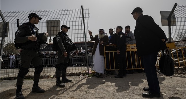 سلطات الاحتلال تقيّد وصول الفلسطينيين للصلاة في الأقصى