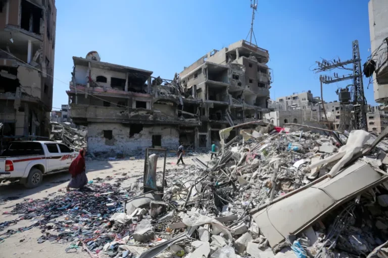  غزة: عشرات الشهداء ومئات العائلات تضطر للنزوح من منطقة المواصي برفح