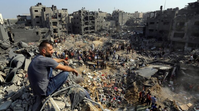 الهلال الأحمر: عجزنا أمام عشرات نداءات الاستغاثة في غزة
