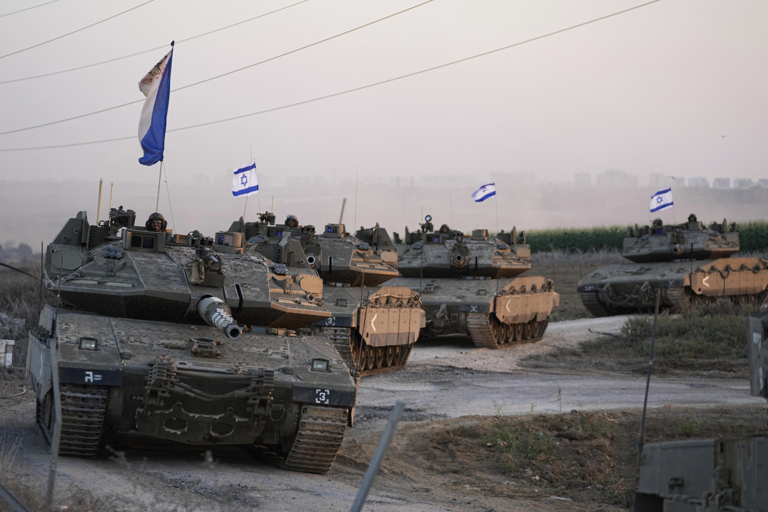دبابات إسرائيلية تتوغل في أحياء غزة.. ومقتل 18 فلسطينيا