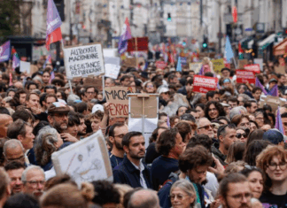 احتجاجات واسعة في فرنسا ضد ماكرون مع تعيين رئيس وزراء جديد وتعطيل حركة المرور