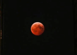 عشاق الفلك يشاهدون “قمر الدم” في خسوف كلي نادر للقمر
