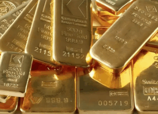 النفط يواصل مكاسبه بدعم خفض محدود للإنتاج والذهب يحلق إلى مستوى قياسي جديد