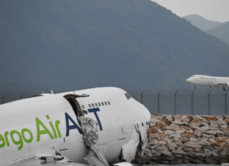 مقتل شخصين في حادث تحطم طائرة شحن بوينغ بعد انحرافها عن المدرج في مطار هونغ كونغ