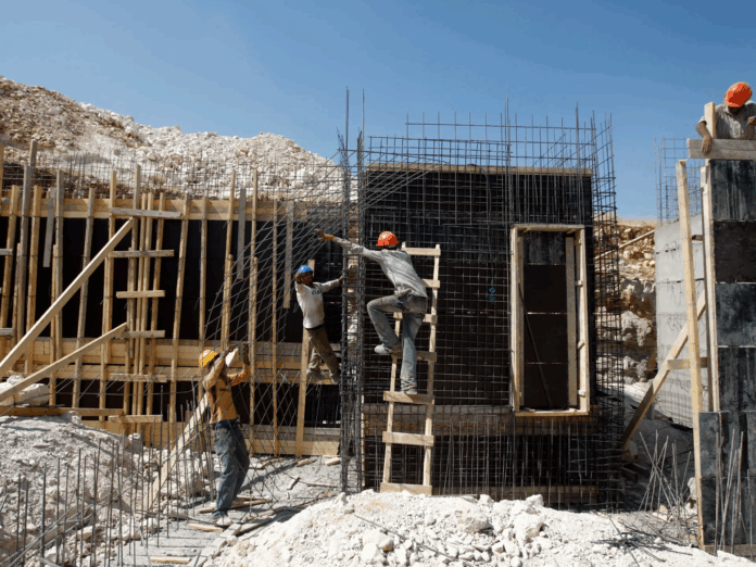 إسرائيل تمنع دخول العمال الفلسطينيين وتغلق قطاع البناء أمامهم