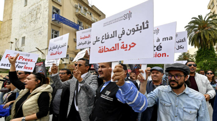 150 اعتداء ضد الصحفيين في تونس خلال سنة… ثلثها استهدف صحفيات