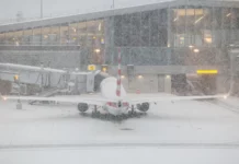 عاصفة شتوية تاريخية تشلّ حركة الطيران في الولايات المتحدة