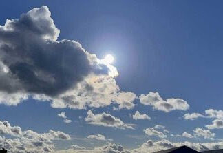 طقس اليوم : سحب عابرة وأمطار متفرقة بهذه المناطق