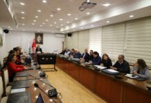 تطوير الفلاحة البيولوجية في تونس: عز الدين بن الشيخ يشرف على استراتيجيات النمو والتصدير