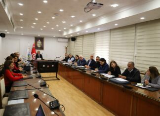 تطوير الفلاحة البيولوجية في تونس: عز الدين بن الشيخ يشرف على استراتيجيات النمو والتصدير